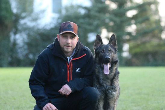 Patrick (Pepi) Pipiorski mit "Asbach von der Grenzallee"; Schutzdiensthelfer
