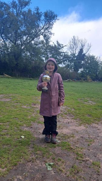 Lou mit Pokal "Hunderennen"